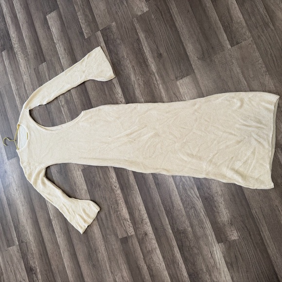 Elegant Cream Knit Maxi Dress - Picture 2 of 3